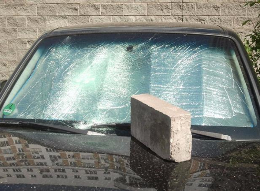 В Волжском пьяный хулиган разбил чужое авто кирпичом и устроил дрифт во дворе