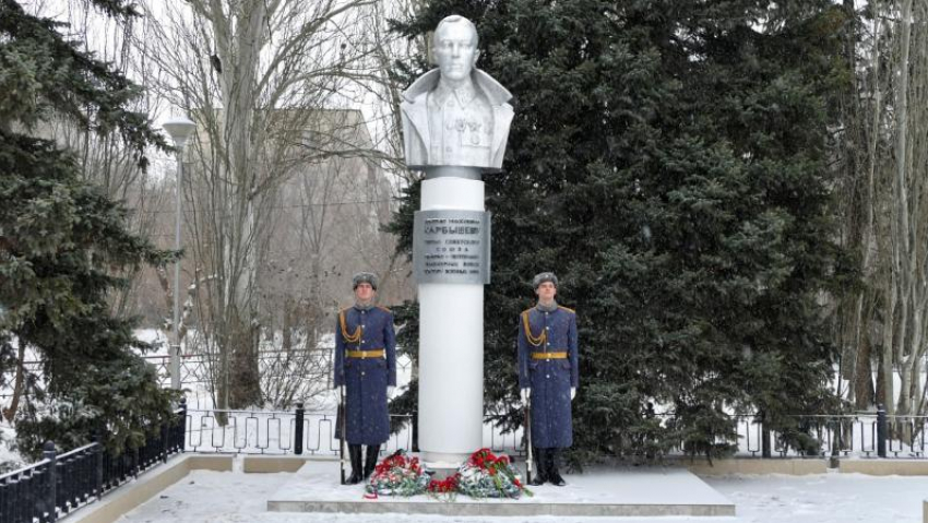 «Остаться человеком в аду»: в Волжском почтили память непокоренного генерала Карбышева