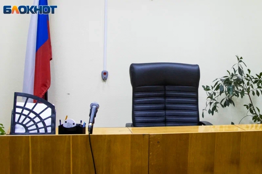 В Волгоградской области директор УК оставил сотрудников без зарплаты, потратив деньги на себя