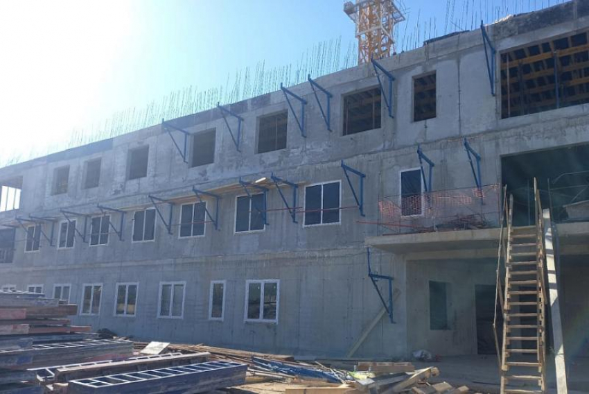 Первые три этажа детской поликлиники возведены в Волжском