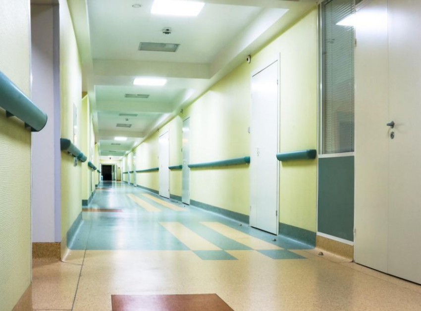 В больнице на севере Волгограда санитарка уронила на 3-летнего пациента медицинский ящик