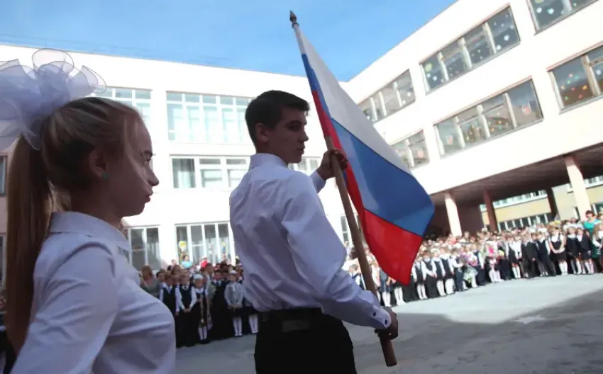 Комплектами с российской символикой оснастили волжские школы