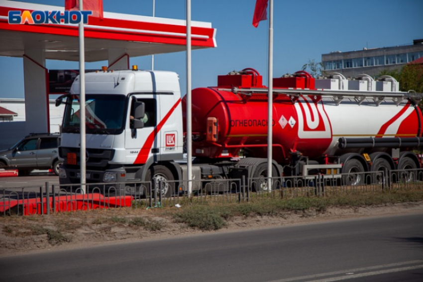 Цены на бензин вновь взлетели: в Волжском подорожало топливо всех марок