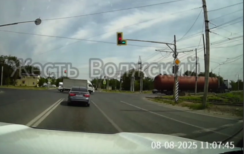 Обрыв проводов парализовал движение в районе трампарка в Волжском