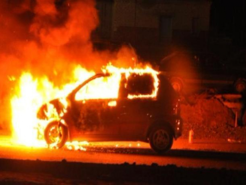 Ночью в Волжском по неизвестной причине загорелся Daewoo Matiz 