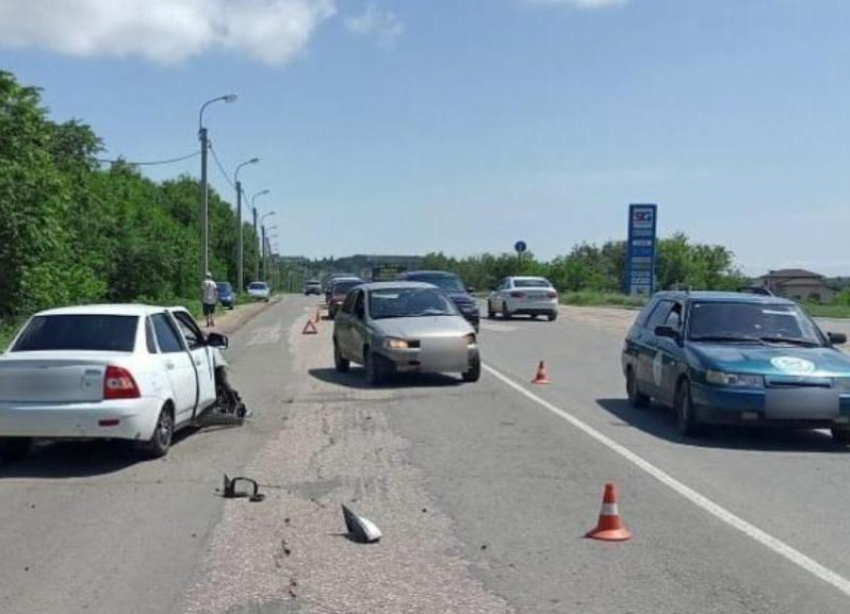 2 человека попали в больницу после ДТП: 19-летний неудачно перестроился в Волгоградской области
