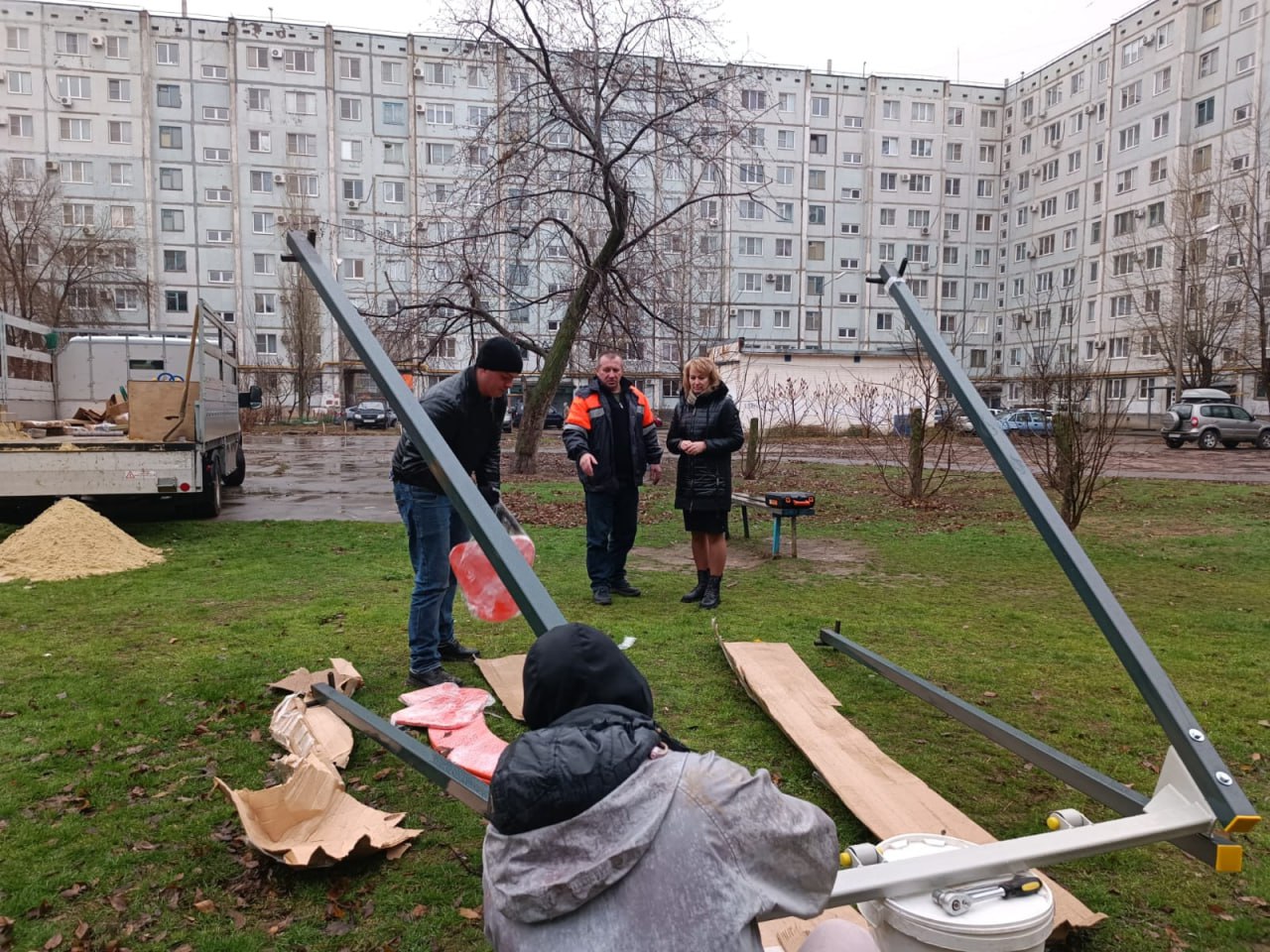 В Волжском на Дружбы поставили новую площадку через скандал, жители пошли в  прокуратуру