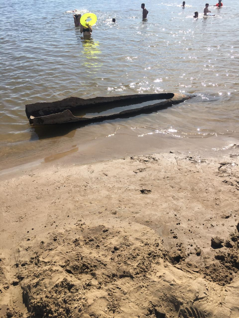 В воде на месте отдыха волжан торчит кусок трубы неизвестного происхождения