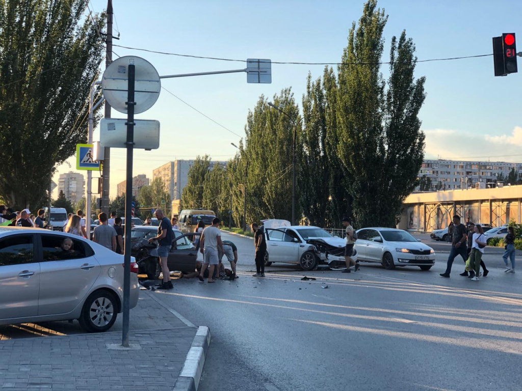 Видео страшного ДТП в Волжском: пострадали 3 человека, в том числе ребенок